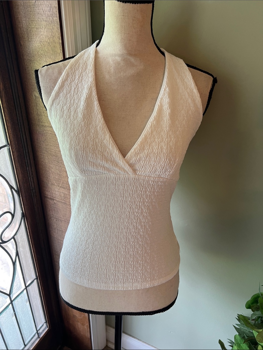 Pink Republic White V-Neck Textured Sleeveless Camisole